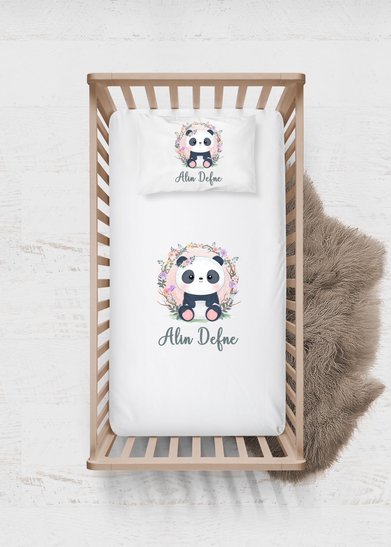 Çiçekli Çelenkte Sevimli Panda Tasarımı Çarşaf Seti
