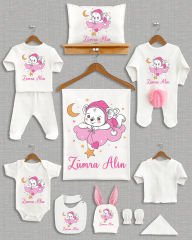 Pembe Bulut Üzerinde Uyuyan Sevimli Ayıcık Tasarımı Ponponlu Tavşan Kulaklı 11'li Organik Hastane Çıkışı